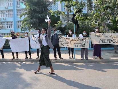 Manifestantes contra a junta militar em Mandalay, segunda maior cidade de Mianmar, nesta quinta-feira.
