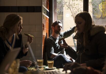 Varios clientes en Toma Café, uno de los establecimientos pioneros en la elaboración de cafés y desayunos de calidad