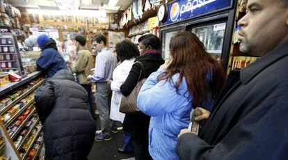 Cola para comprar lotería en Nueva York.