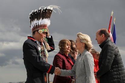 El jefe menor Tsuut'ina, Steven Crowchild, representante del Tratado 7, saluda a la presidenta de la Comisión Europea, Ursula von der Leyen, a su llegada en el Aeropuerto Internacional de Calgary, el 15 de junio.