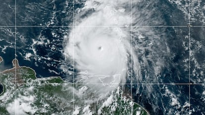 Imagen satelital del huracán 'Beryl' durante su paso por el Caribe.
