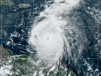 Imagen satelital del huracán 'Beryl' durante su paso por el Caribe.