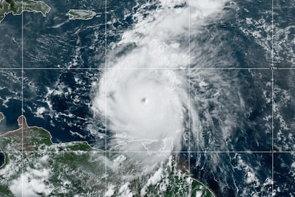 Imagen satelital del huracán 'Beryl' durante su paso por el Caribe.