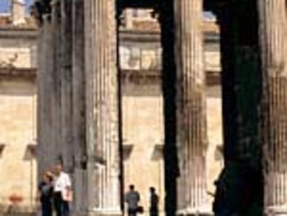 La Maison Carrée, templo construido en el año 5 y uno de los monumentos romanos mejor conservados de Nimes.