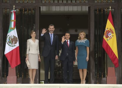 Los Reyes Felipe VI y Letizia junto al presidente de México, Enrique Peña Nieto, y su esposa, Angélica Rivera, en la entrada del palacio presidencial de Los Pinos, donde tuvieron una comida privada, en su primer dia de visita oficial a México.