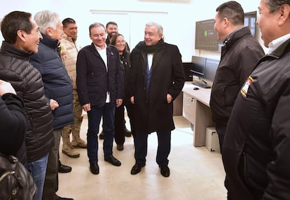 López Obrador y Durazo recorren el centro de operaciones del parque fotovoltaico de Puerto Peñasco.