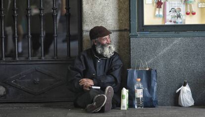 Un indigente en los alrededores de la Plaza Mayor de Madrid.