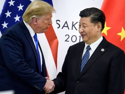 O presidente dos EUA, Donald Trump, cumprimenta seu homólogo chinês, Xi Jinping, na reunião do G20 em Osaka.