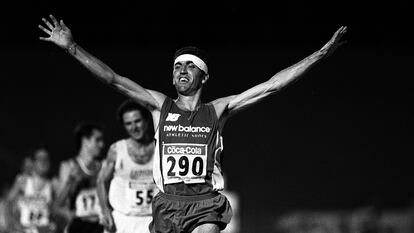 El atleta Alejandro Gómez levanta los brazos tras conseguir la victoria en los 10.000 metros en los Campeonatos de España de Atletismo en julio de 1995.