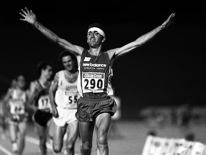 El atleta Alejandro Gómez levanta los brazos tras conseguir la victoria en los 10.000 metros en los Campeonatos de España de Atletismo en julio de 1995.