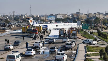 Un avión McDonnell Douglas MD-83 de Caspian Airlines con 135 pasajeros a bordo aterrizó este lunes de emergencia en una autopista de la ciudad iraní de Bandar-e Mahshahr. No se produjeron víctimas.