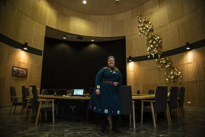 La presidenta del Sajos (Parlamento sami), Tiina Sanila-Aikio, en la sala del pleno el 11 de abril de 2019.