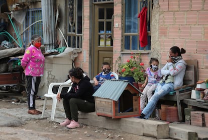 Los residentes de una vivienda con un trapo rojo para reclamar ayuda estatal esperan la llegada de bolsas de alimentos en un barrio de Bogotá.
