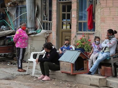 Los residentes de una vivienda con un trapo rojo para reclamar ayuda estatal esperan la llegada de bolsas de alimentos en un barrio de Bogotá.