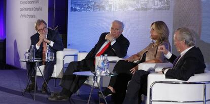 Juan Luis Cebrián, Enrique Iglesias, Trinidad Jiménez y Josep Piqué, este jueves en el Congreso de CEAPI.