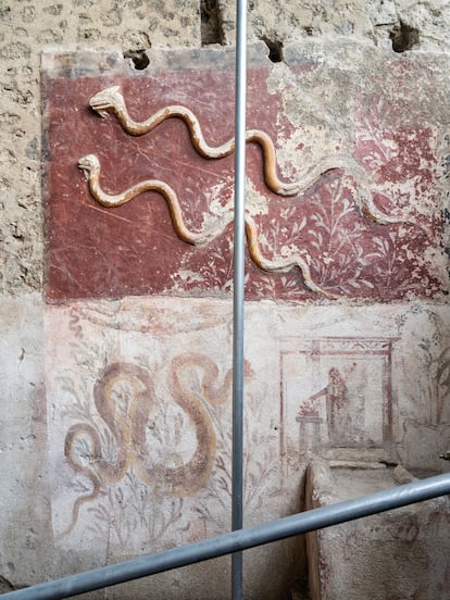 Tres serpientes en un santuario casero descubierto recientemente.