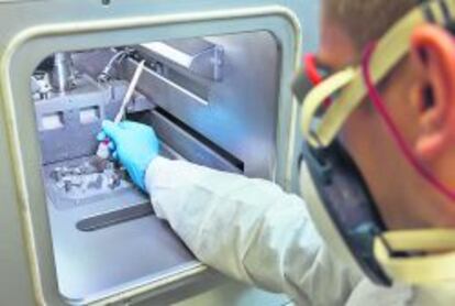 Un empleado de Siemens imprime piezas metálicas utilizando la nueva tecnología creada por la multinacional.