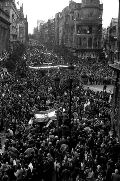 Manifestación el 4 de septiembre de 1977 exigiendo la autonomía de Andalucía, en Sevilla.
