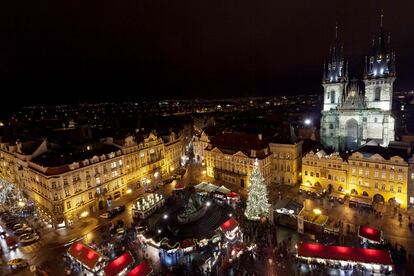 Iluminación navideña en el centro de Praga (República Checa).