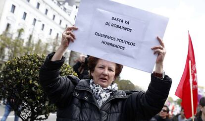 Una manifestante durante la protesta del Día del Trabajador por Madrid.