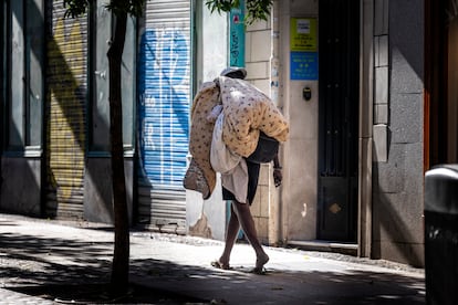 Una persona sin hogar en los alrededores de la Plaza Mayor de Madrid.