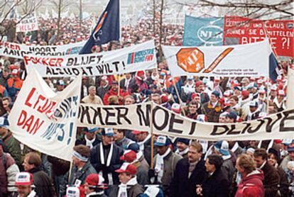 Manifestación de trabajadores de Fokker, en marcha hacia La Haya, en el año 1996.