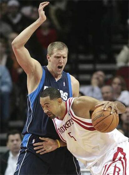 Nowitzki presiona a Howard