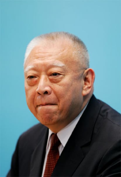 Tung Chee-hwa, durante la conferencia de prensa en la que ha anunciado su dimisión.