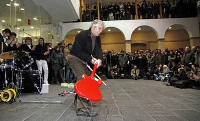 Lee Ranaldo, componente de Sonic Youth, golpea una guitarra contra el suelo mientras varios miembros del clan Morente le acompañan con las palmas.