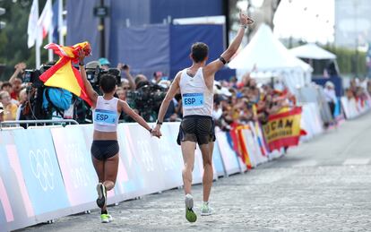 Álvaro Martín y María Pérez celebran la medalla de oro en la prueba de maratón mixto de marcha este miércoles.