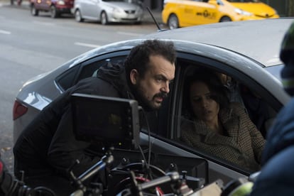 Nacho Vigalondo, en el rodaje de 'Colossal'.