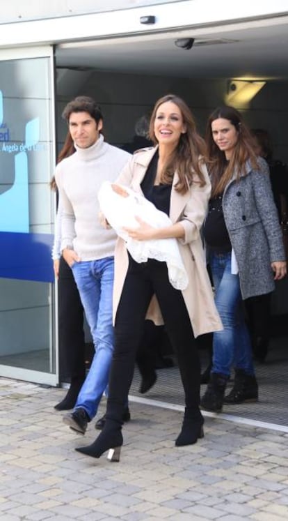 Cayetano Rivera y Eva González a la salida del hospital en Sevilla.