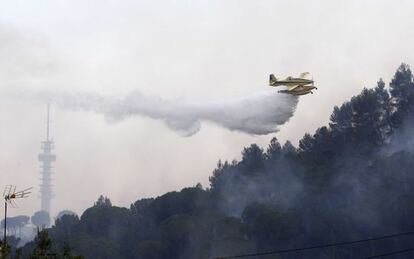 Un avi&oacute; dels Bombers durant les tasques d&#039;extinci&oacute; de l&#039;incendi. 