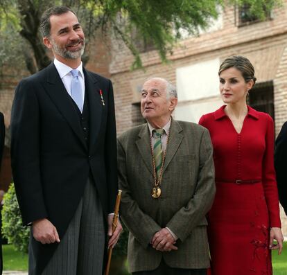 Los reyes Felipe y Letizia, junto al escritor Juan Goytisolo (c), tras finalizar la ceremonia de entrega del Premio Cervantes, que ha tenido lugar en el paraninfo de la Universidad de Alcalá de Henares.