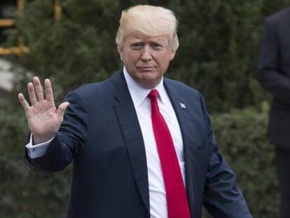 El presidente de los Estados Unidos, Donald J. Trump, saluda mientras sale de la Casa Blanca por el jard&iacute;n sur para abordar el Marine One.