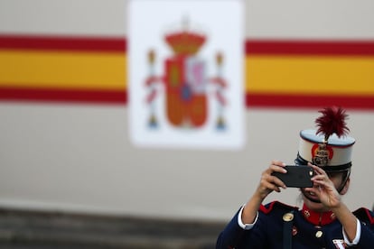 Un miembro de la Guardia Real se hace una foto momentos antes del desfile este viernes en Madrid.