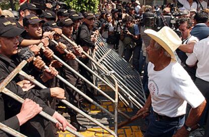 Protesta de braceros ante la catedral de Guadalajara el pasado mes de mayo.