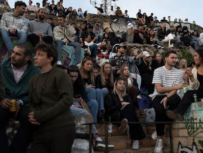 Masificación de turistas en el mirador del Turó de la Rovira de Barcelona, este sábado.