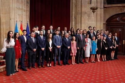 Los Reyes de España y sus hijas posan con los presidentes de los jurados, miembros de los patronatos Princesa de Asturias y Fundación Princesa de Asturias y con los galardonados.