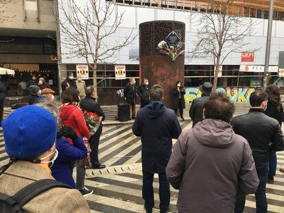 Medio centenar de personas ha acudido en la mañana del lunes 25 de enero al acto de conmemoración de Arturo Ruiz, estudiante de 19 años asesinado en Madrid en 1977 por un pistolero fascista.