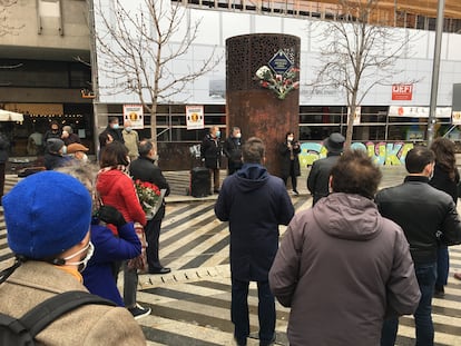 Medio centenar de personas ha acudido en la mañana del lunes 25 de enero al acto de conmemoración de Arturo Ruiz, estudiante de 19 años asesinado en Madrid en 1977 por un pistolero fascista.