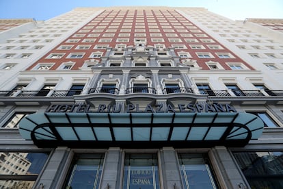 Fachada del edificio España, que alberga el hotel RIU Plaza de España, en Madrid.