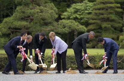 Desde la izquierda, Eikei Suzuki, gobernador de Mie; Donald Tusk, presidente del Consejo Europeo; Matteo Renzi, primer ministro de Italia; la canciller alemana, Angela Merkel; el presidente de EE UU, Barack Obama, y el primer ministro japonés, Shinzo Abe, plantan un árbol, en Ise (Japón), el 26 de mayo de 2016.