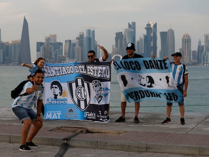 Aficionados de distintos países se acercan para fotografiarse en el reloj de la cuenta atrás para el inicio del Mundial, este jueves en Doha.