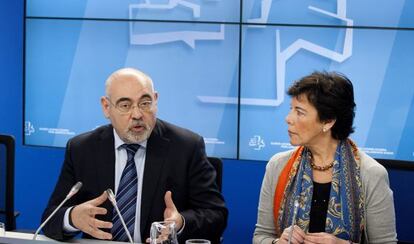 Pastor, con Isabel Celaá en su comparecencia en el Parlamento.