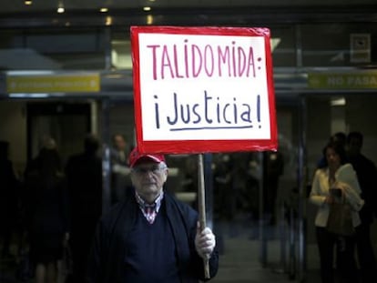 Un hombre muestra su apoyo a los afectados por la talidomida, en una imagen de 2013.