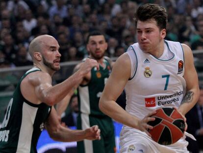 Doncic intenta zafarse de Calathes