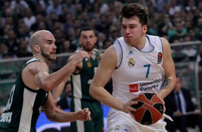 Doncic intenta zafarse de Calathes