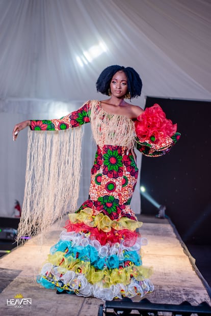 Desfile del diseñador congoleño Emmanuel Makaka, en Abiyán (Costa de Marfil).