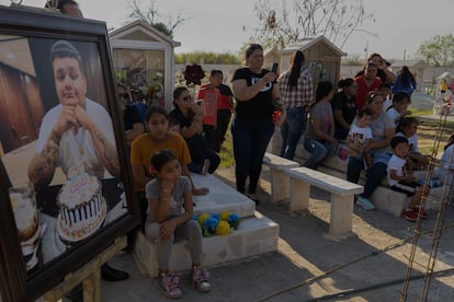 Familiares y amigos durante el sepelio de Gustavo Angel Suárez en el municipio de Hidalgo, Coahuila.
